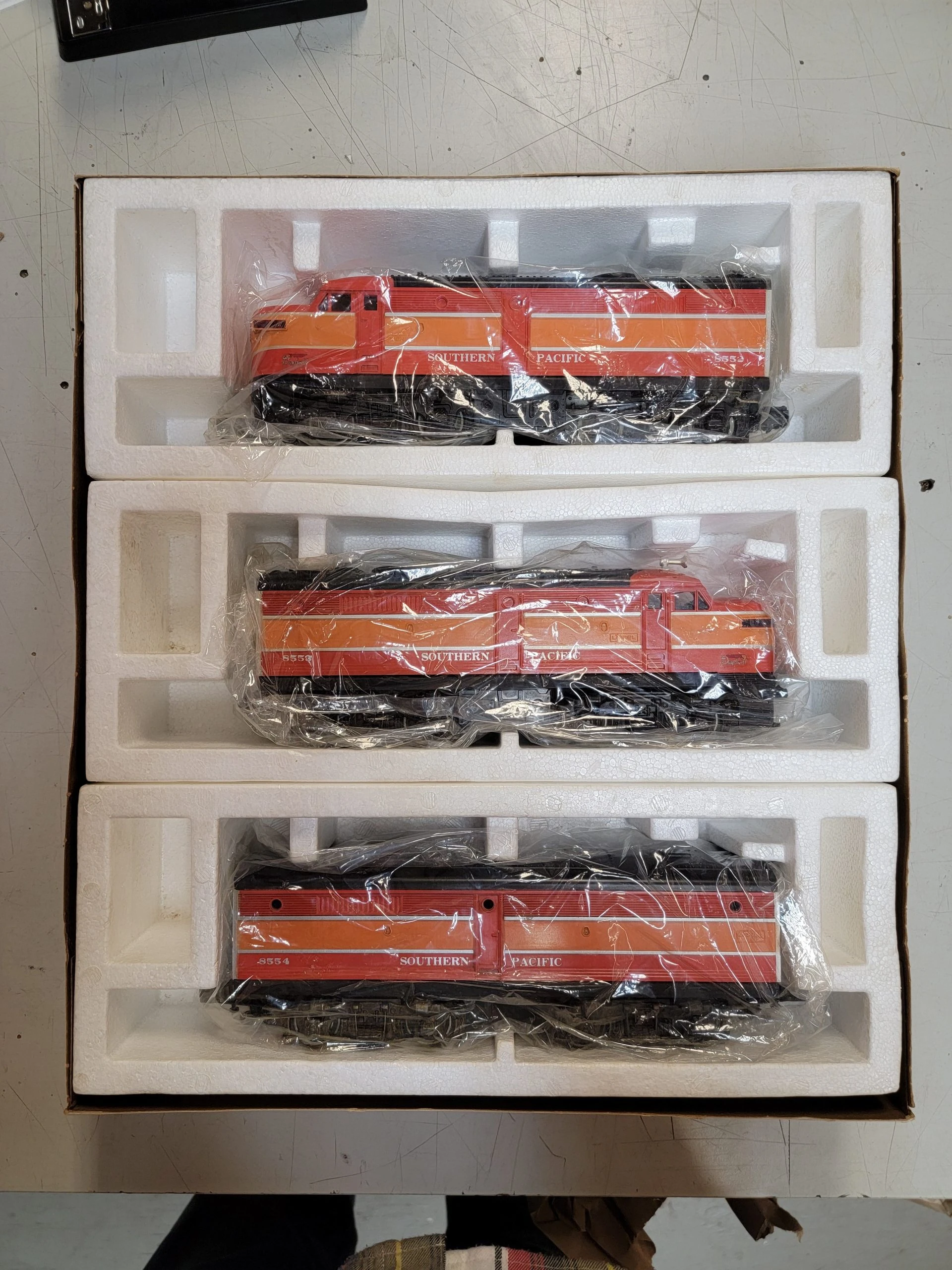 Lionel 6-8552 O Guage ALCo A-B-A Triple Diesel Set Southern Pacific - NOS 5 Lionel 6-8552 O Guage ALCo A-B-A Triple Diesel Set Southern Pacific - NOS - Image 3